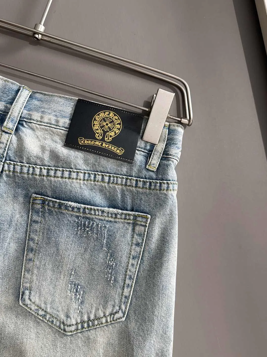 🅿️330 Croxin 2025 summer new jeans denim shorts are woven from imported Japanese Denim plain cotton denim fabrics. They are complete with three standards. The top stonewashing process makes the texture reach the old taste of the 1980s. It is soft, delicate, comfortable and breathable. The color has a modern and fashionable vicissitudes. The upper body is versatile and fashionable! Light luxury, a must-have item for daily commuting! Code number: 28-38 (please state your height and weight when placing an order)